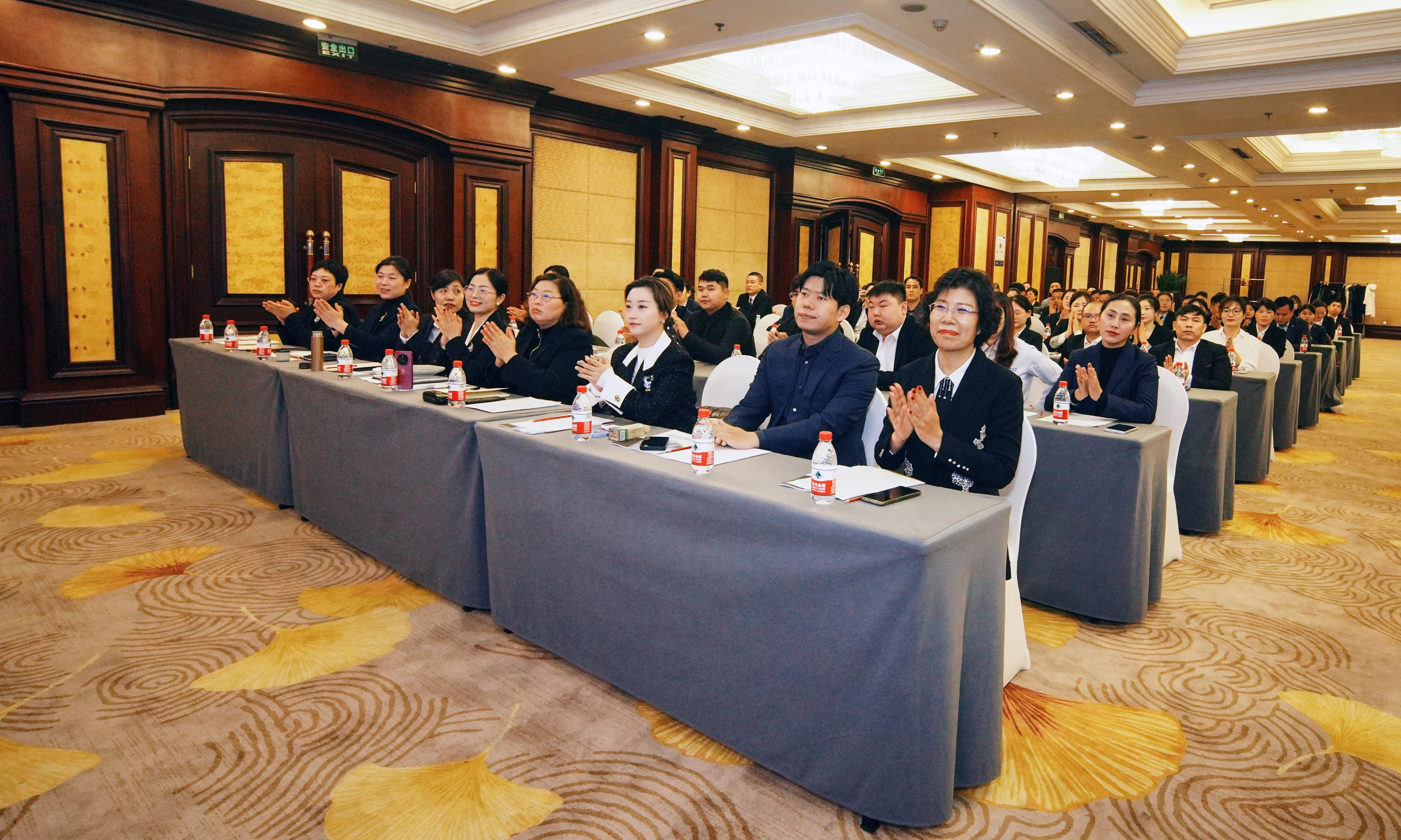年会 | 凝心聚力.思变求新——欣亚中2023年终总结交流会圆满召开